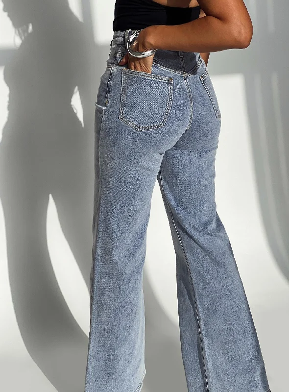 Summer Essentials Thearlie High Flare Jean Light Wash